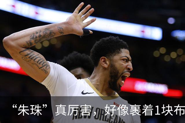 “朱珠”真厉害，好像裹着1块布就走机场，上半身任性下半身松弛